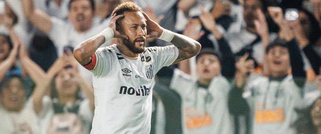 Neymar celebra uno de sus dos goles de este sábado ante Chapecoense.
