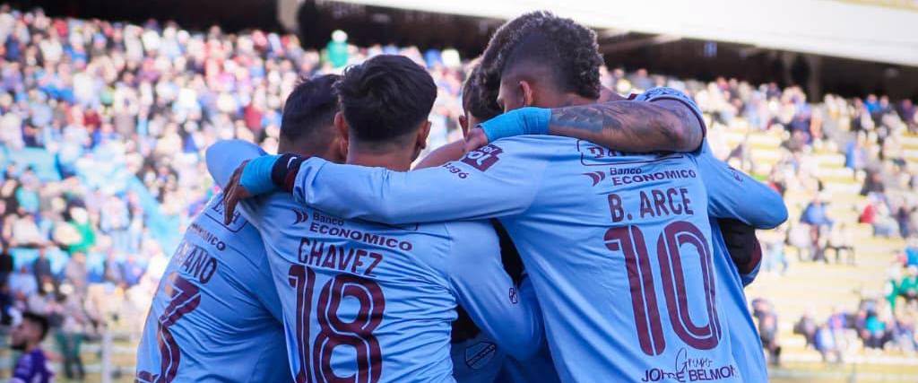 Los jugadores de Bolívar celebran uno de los goles en un anterior partido del torneo boliviano. 