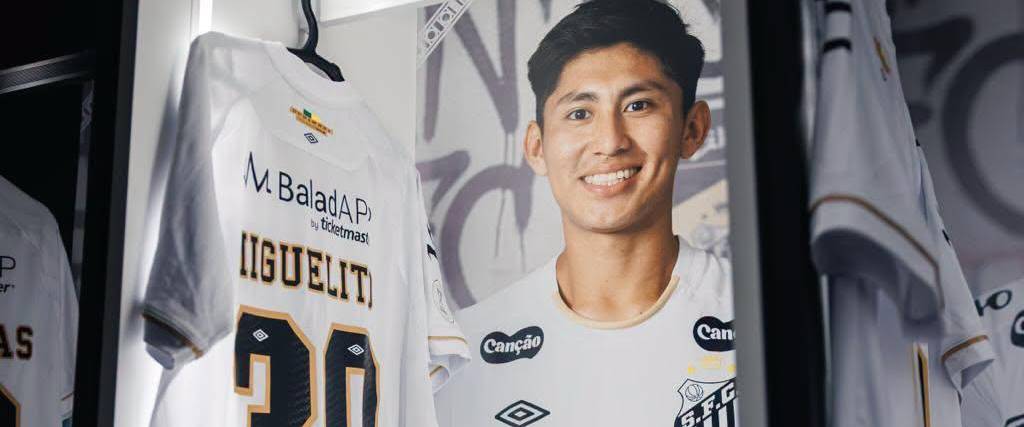 La camiseta y el lugar donde se cambia Miguel Terceros, en el club Santos FC.