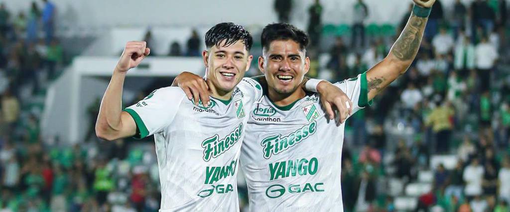 Máximo Mamani (izq.) junto con Julio Herrera, el goleador de la noche en Oriente Petrolero. 