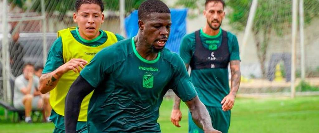 El delantero camerunés Kevin Soni en el entrenamiento de Oriente Petrolero. 