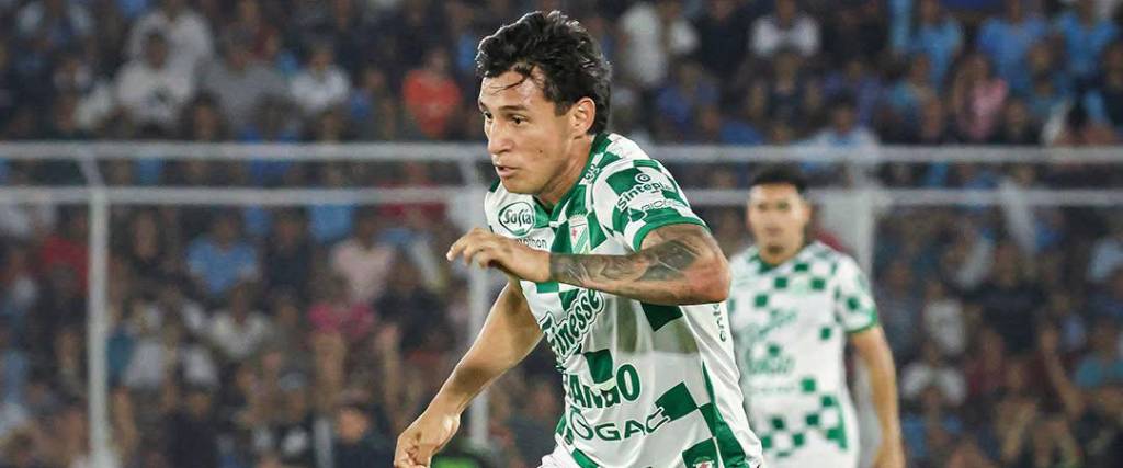 José Flores, delantero de Oriente Petrolero.