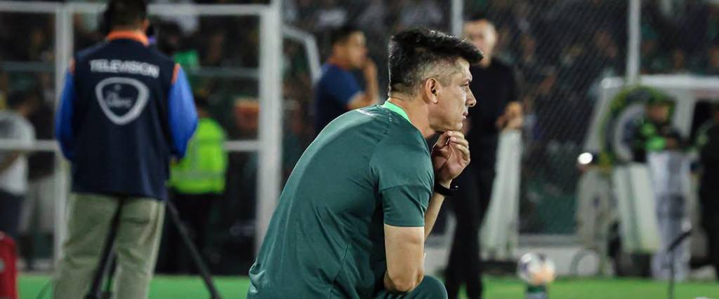 Gustavo Florentín, entrenador de Oriente Petrolero, observa las acciones del juego. 