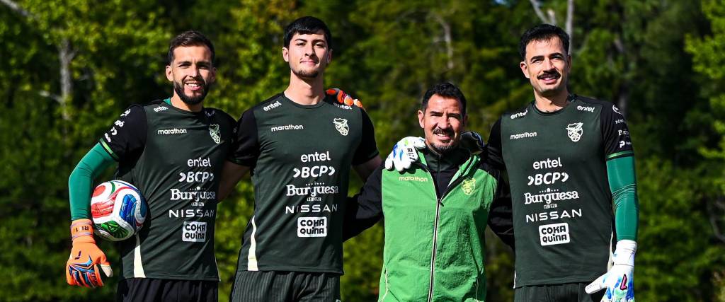 Los guardametas de la selección boliviana: Banegas (izq.), Govea, Gois de Lira (entrenador) y Viscarra.