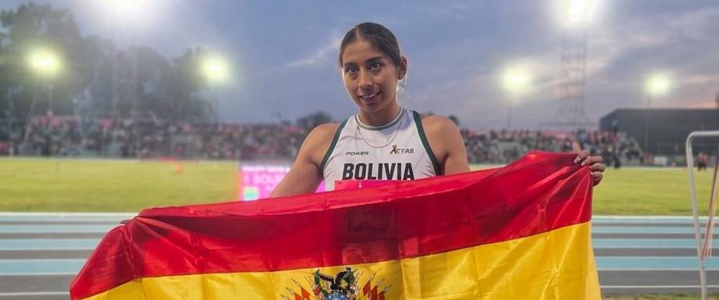 La boliviana Valeria Quispe luce la Tricolor nacional. 