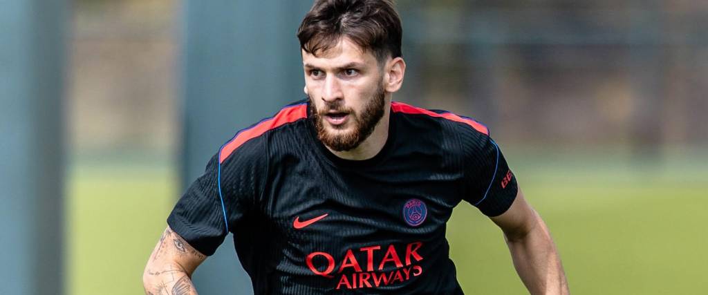 Khvicha Kvaratskhelia, jugador del PSG, sufrió una terrible lesión en el duelo contra el FC Barcelona.