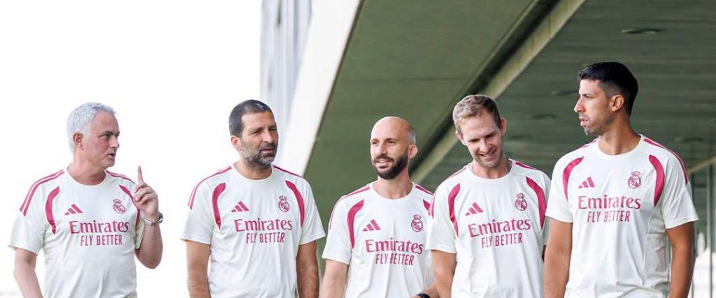 El entrenador del Real Madrid José Mourinho (izq.) junto con los integrantes de su cuerpo técnico.