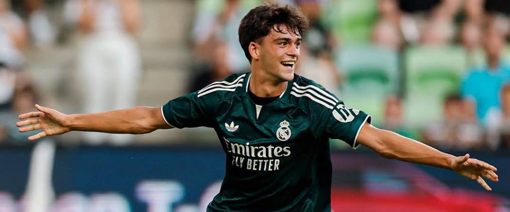 Mario Rivas celebra su gol con la camiseta del Real Madrid. 