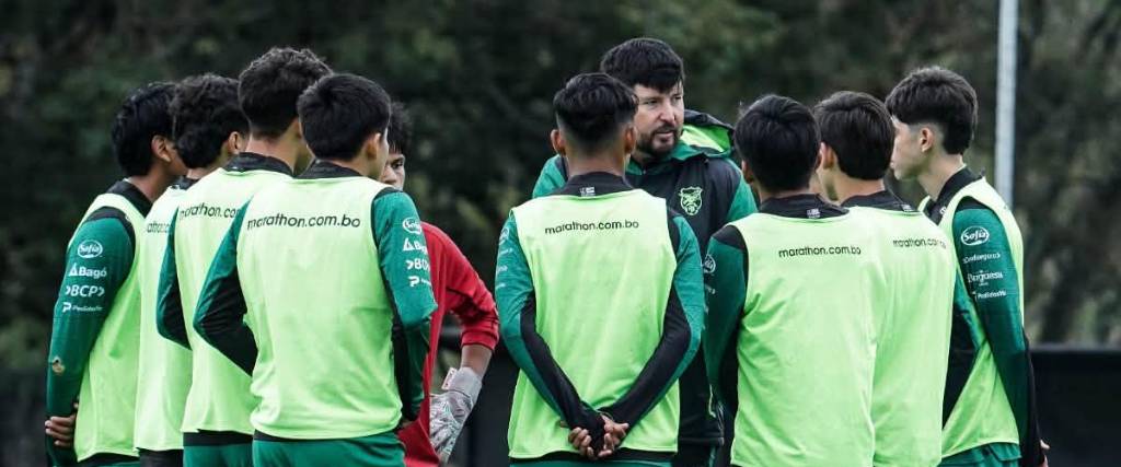 Los jugadores de la selección boliviana Sub-15 atienden al entrenador Cristhian Farah.
