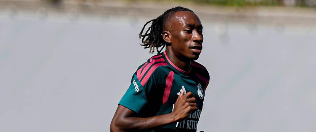 Yan Diomande, delantero de Costa de Marfil entrena en las instalaciones del Real Madrid. 