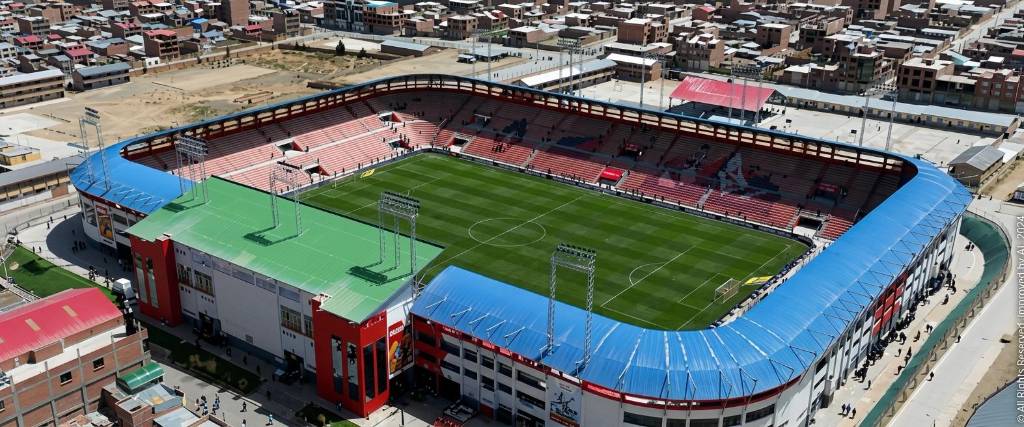 El estadio El Titán Municipal de Villa Ingenio, de El Alto. 