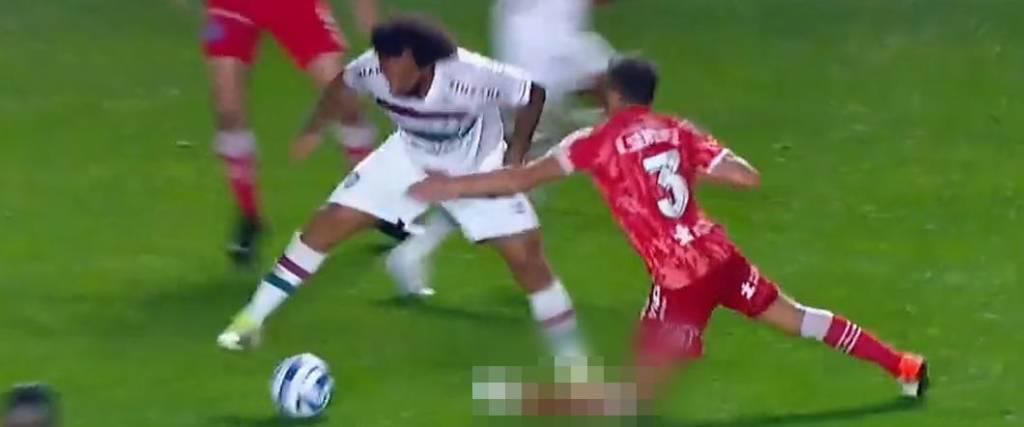 En el partido entre Fluminense y Argentino Juniors, Marcelo cometió una falta y provocó una lesión a un jugador contrario