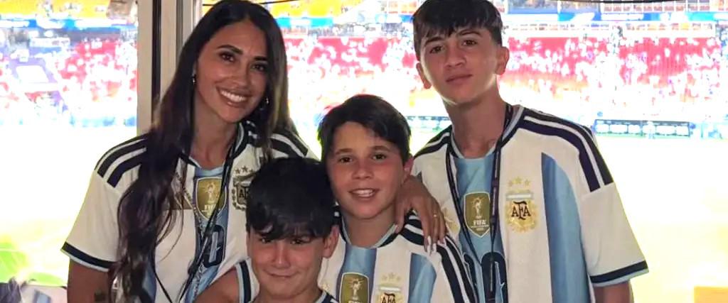 Antonella Roccuzzo, esposa de Messi junto con sus hijos. 