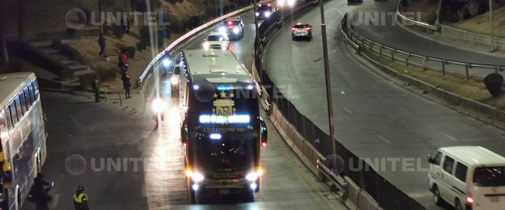 La selección argentina bajando por la autopista de La Paz