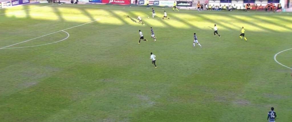 El gramado del césped del estadio El Titán Municipal de Villa Ingenio. 