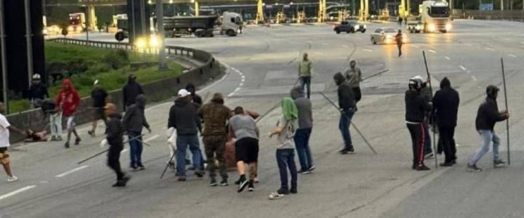 Pelea entre hinchas de Palmeiras y Cruzeiro. 