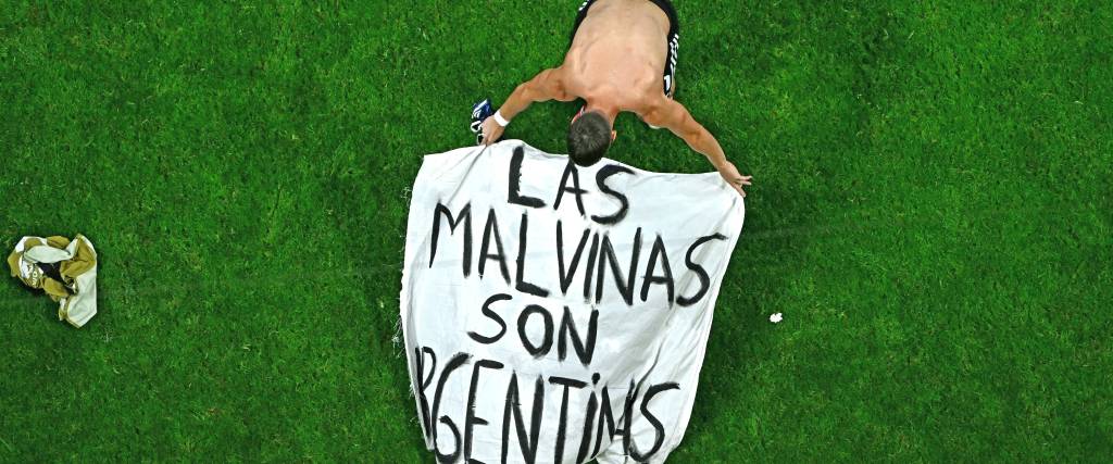 La pancarta con el mensaje ‘Las Malvinas son argentinas’ fue desplegada tras la victoria de la Albiceleste contra Inglaterra