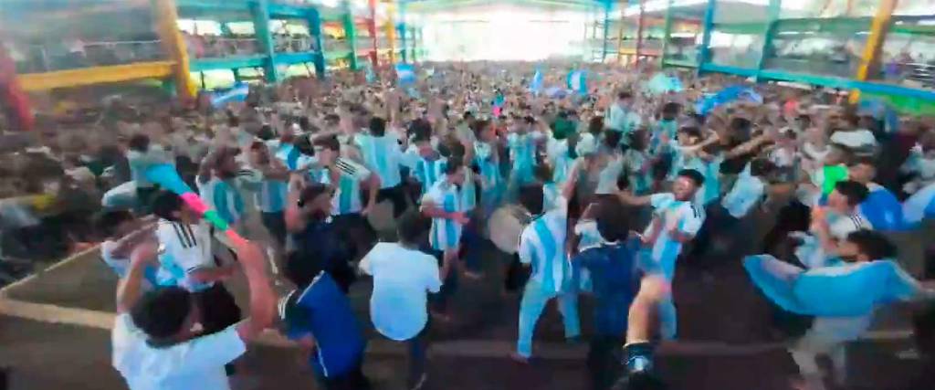 Hinchas de Bangladesh de viralizaron por su multitudinario festejo en apoyo a la selección argentina
