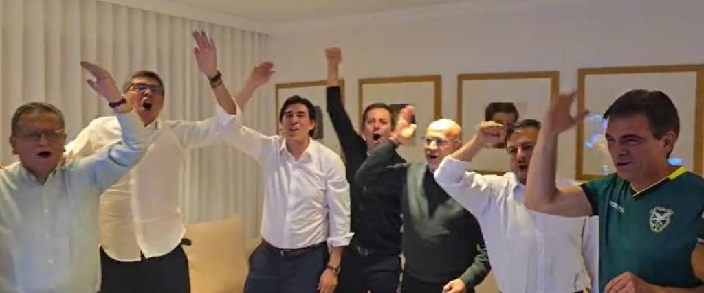 El presidente Rodrigo Paz festeja la victoria de la selección 