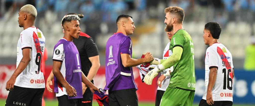 Jugadores de Always tras el partido en Lima