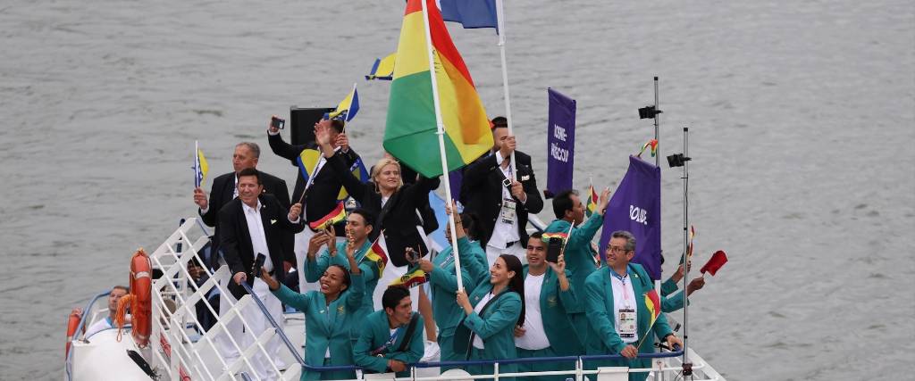 La delegación boliviana en el desfile inaugural de los JJOO