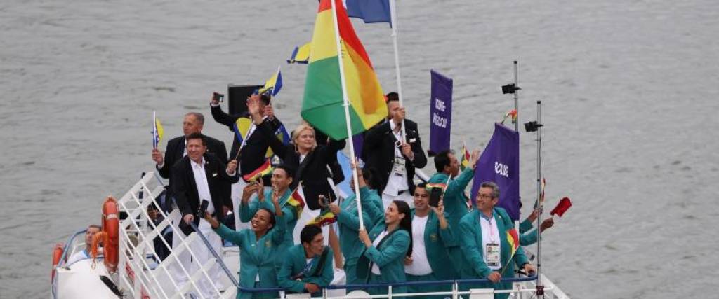 La delegación boliviana en el desfile inaugural de los JJOO