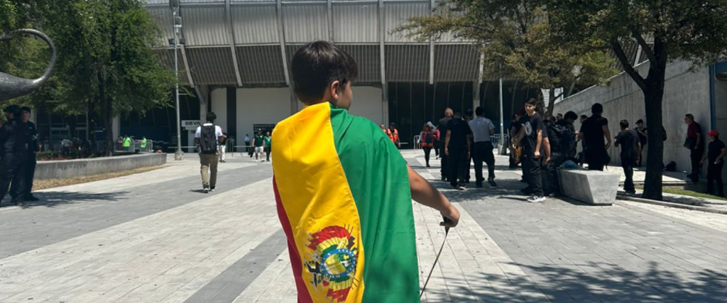 El público boliviano llega al estadio de Monterrey
