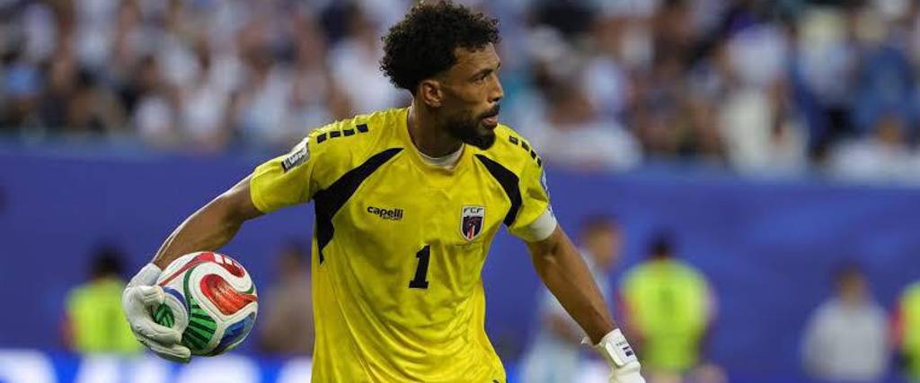 El guardameta de Cabo Verde Vozinha con el balón del Mundial 2026.