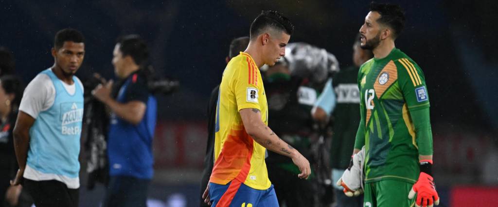 El mediocampista de Colombia, James Rodríguez, reacciona después de perder el partido de fútbol de las eliminatorias sudamericanas ante Ecuador