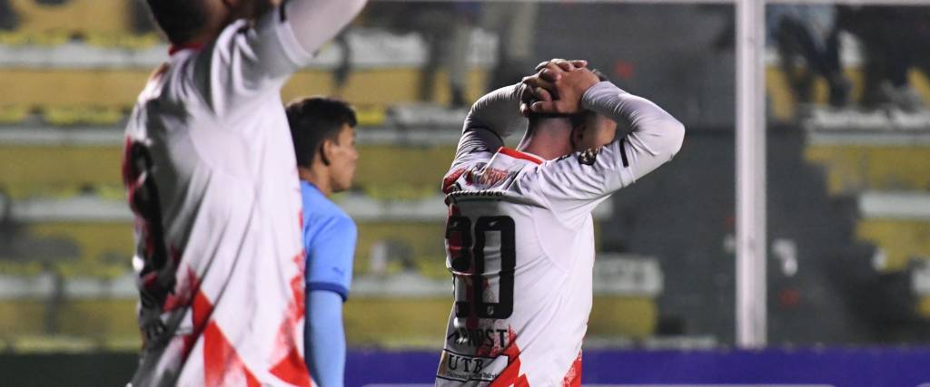 Los jugadores de Nacional Potosí se lamentan tras el gol, que no se logró increíblemente 