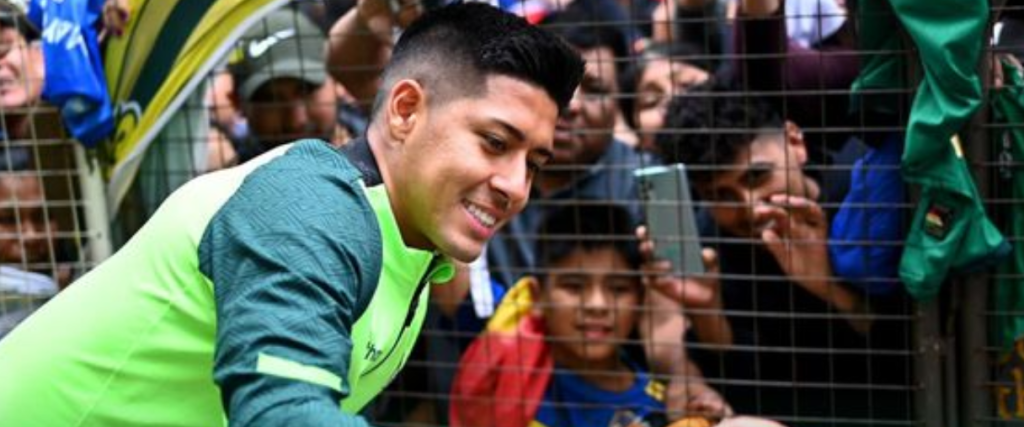 Ramiro Vaca se toma una fotografía con los hinchas de la Verde en Buenos Aires.