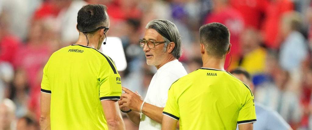 El entrenador de Suiza Murat Yakin habla con el árbitro portugués João Pinheiro.