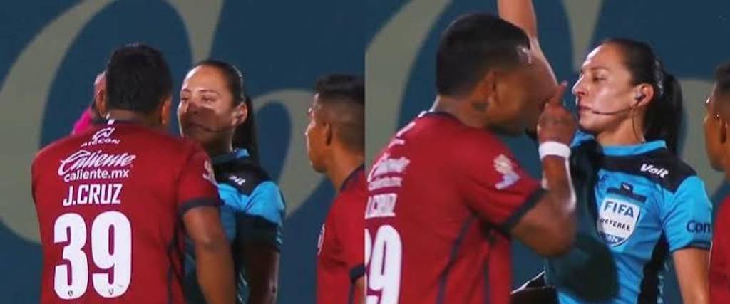 La árbitra García recibe el reclamo del delantero Cruz del Tepatitlán.