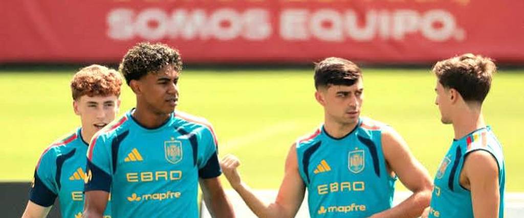Los jugadores de España conversan en pleno entrenamiento en la previa del duelo ante Austria. 
