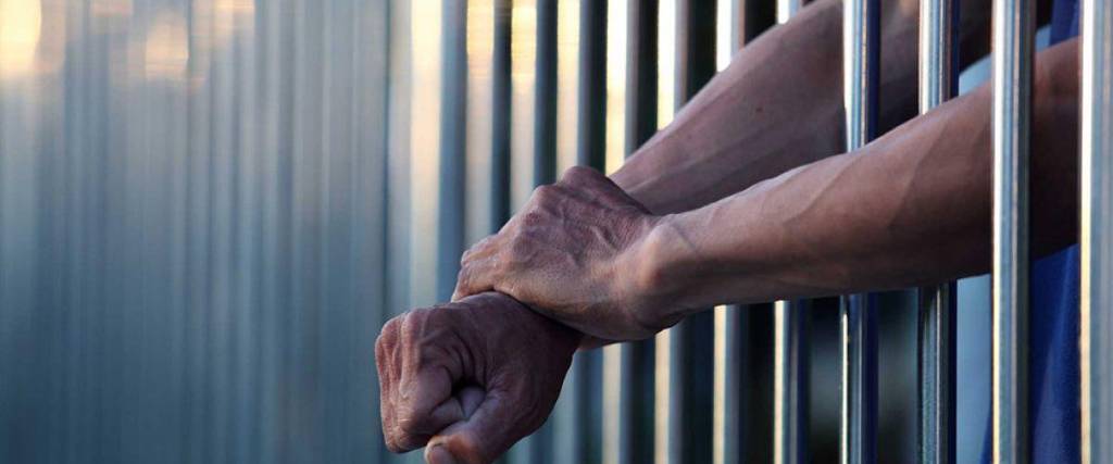 Con las leyes de Dinamarca, compartir imágenes de carácter sexual en los que aparecen niños se castiga con penas que pueden ir desde una multa a dos años de prisión.