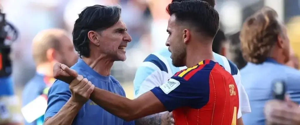 Roberto Ayala, asistente de la Argentina (izq.), es contenido por el español Eric García.