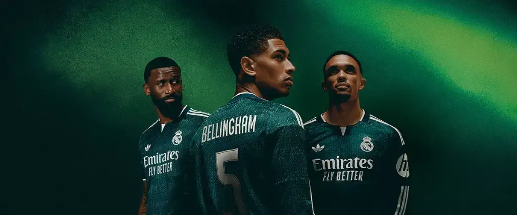 Antonio Rüdiger (izq.), Jude Bellingham y Alexander Arnold posan con la camiseta verde oscura. 