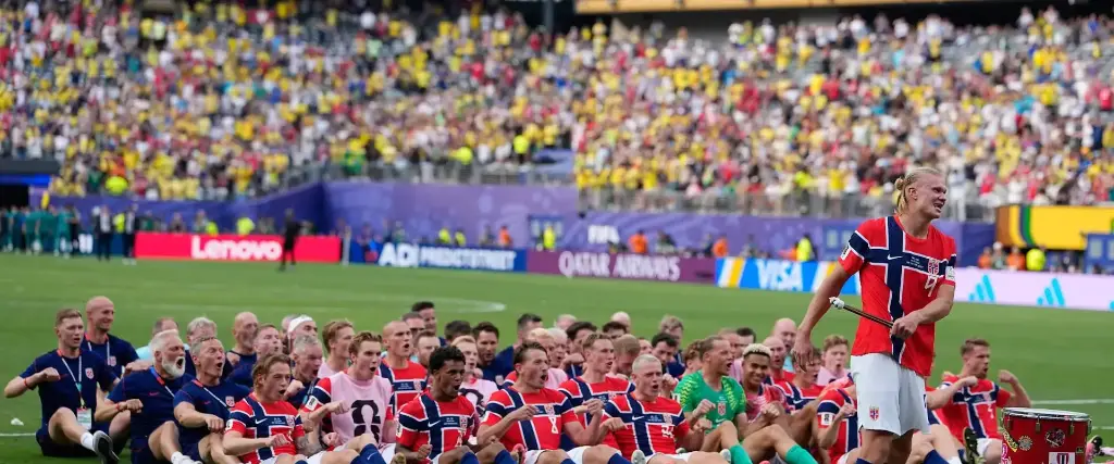La coreografía del ‘remo vikingo’ realizada por los jugadores de la selección de Noruega.