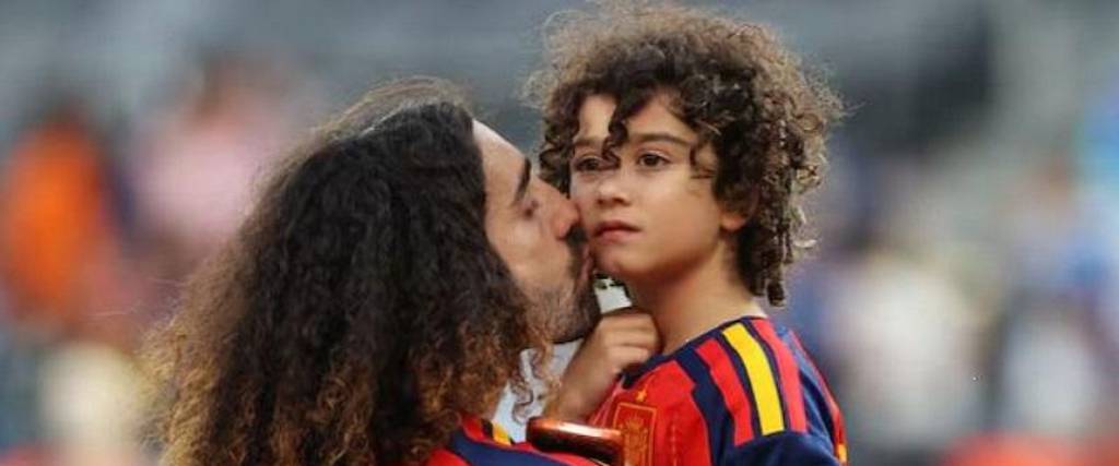 Marc Cucurella (izq.) junto con su hijo mayor Mateo, quien tiene la condición de autismo.