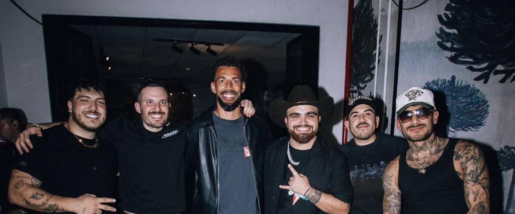 Vozinha junto al 'Grupo Frontera'.