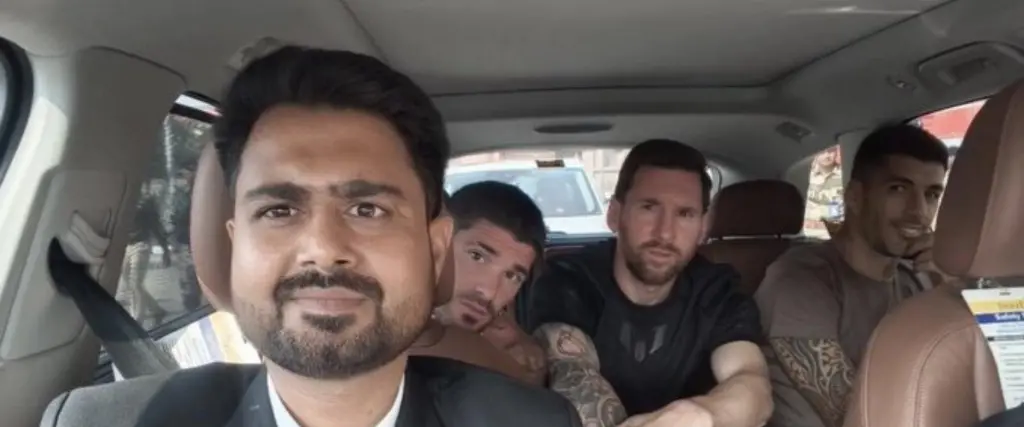 Taxista en la India se fotografió con Messi, Rodrigo de Paul y Luis Suárez.