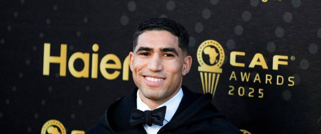 Achraf Hakimi llega en patinete para recibir el premio al Jugador.