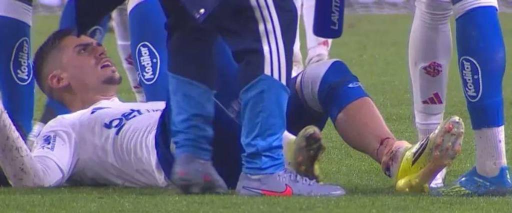 Gabriel Pec sufre la fractura de la tibia en la pierna izquierda luego de la fuerte infracción de Víctor Gabriel.