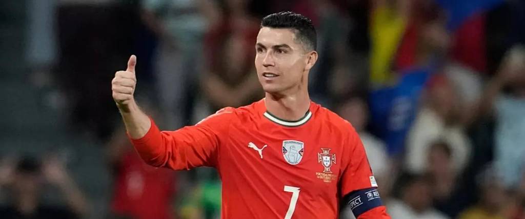 Cristiano Ronaldo pide a periodista realizarle una pregunta. 