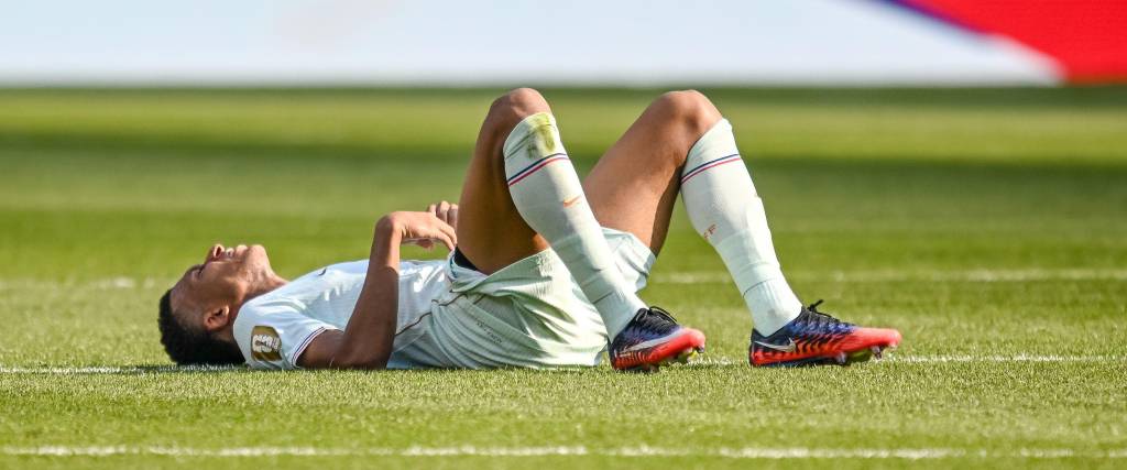 El delantero francés Kylian Mbappé se lamenta tras recibir el golpe en el tobillo derecho.