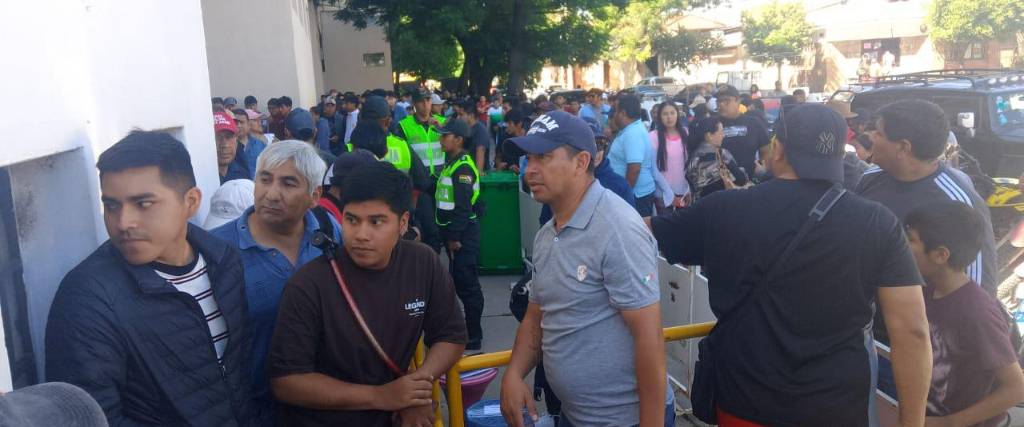 Las filas de los hinchas es de varias cuadras. Se anticipa que el estadio IV Centenario estará lleno