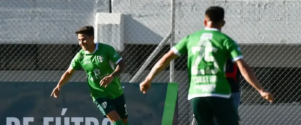 Cristian Árabe celebra su conquista a favor de Real Tomayapo ante FC Universitario en Cochabamba. 
