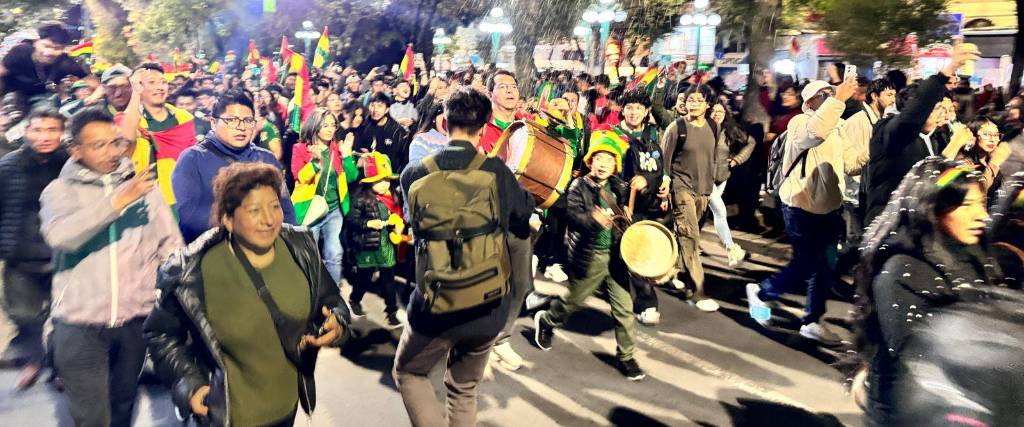Festejos de bolivianos tras la victoria de la Verde 