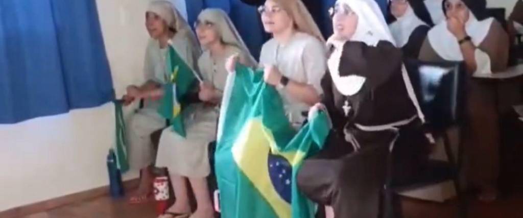 Religiosas celebran victoria de Brasil. 