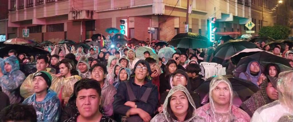 Hinchas reunidos en la avenida Heroínas en Cochabamba.